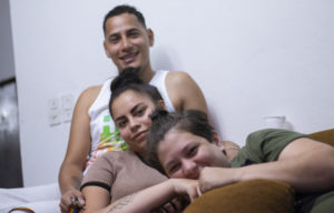 Osman, Kory y su pareja Julieth. Las tres personas juntas sonríen.