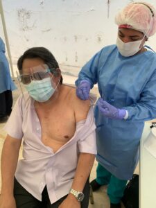 Persona vacunándose contra el COVID-19