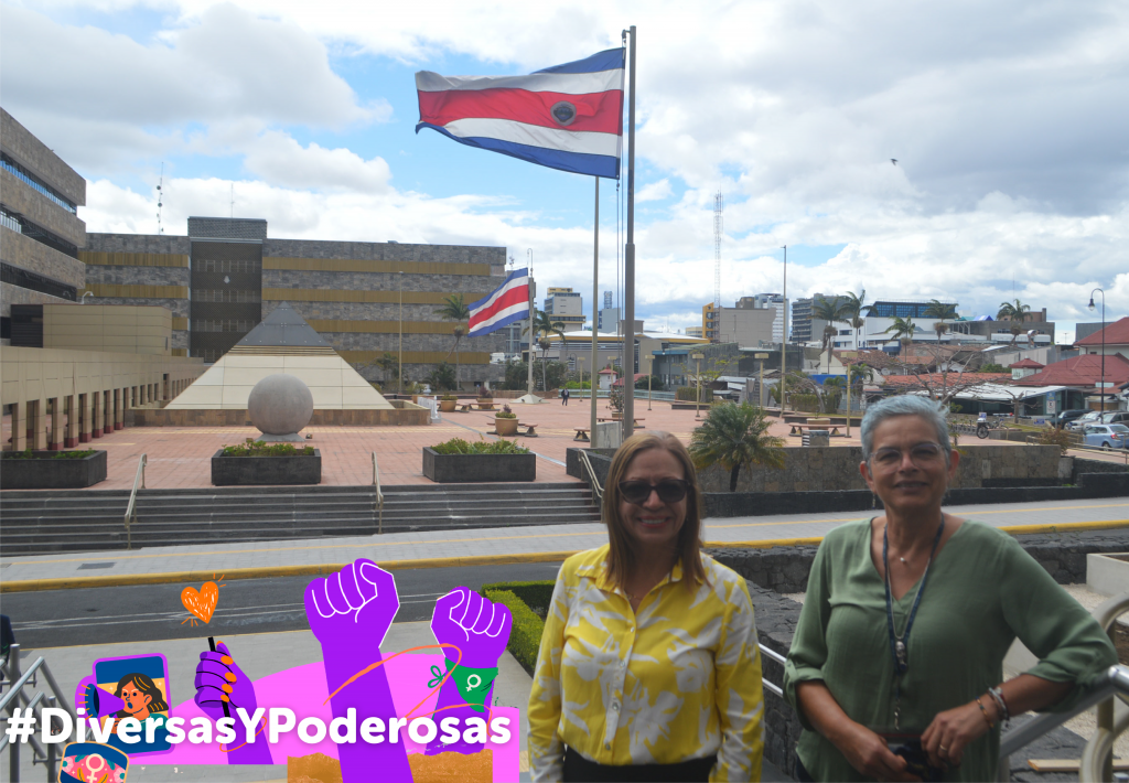 Sara Castilo y Xinia Fernández frente a la Plaza de la Justicia, Costa Rica.