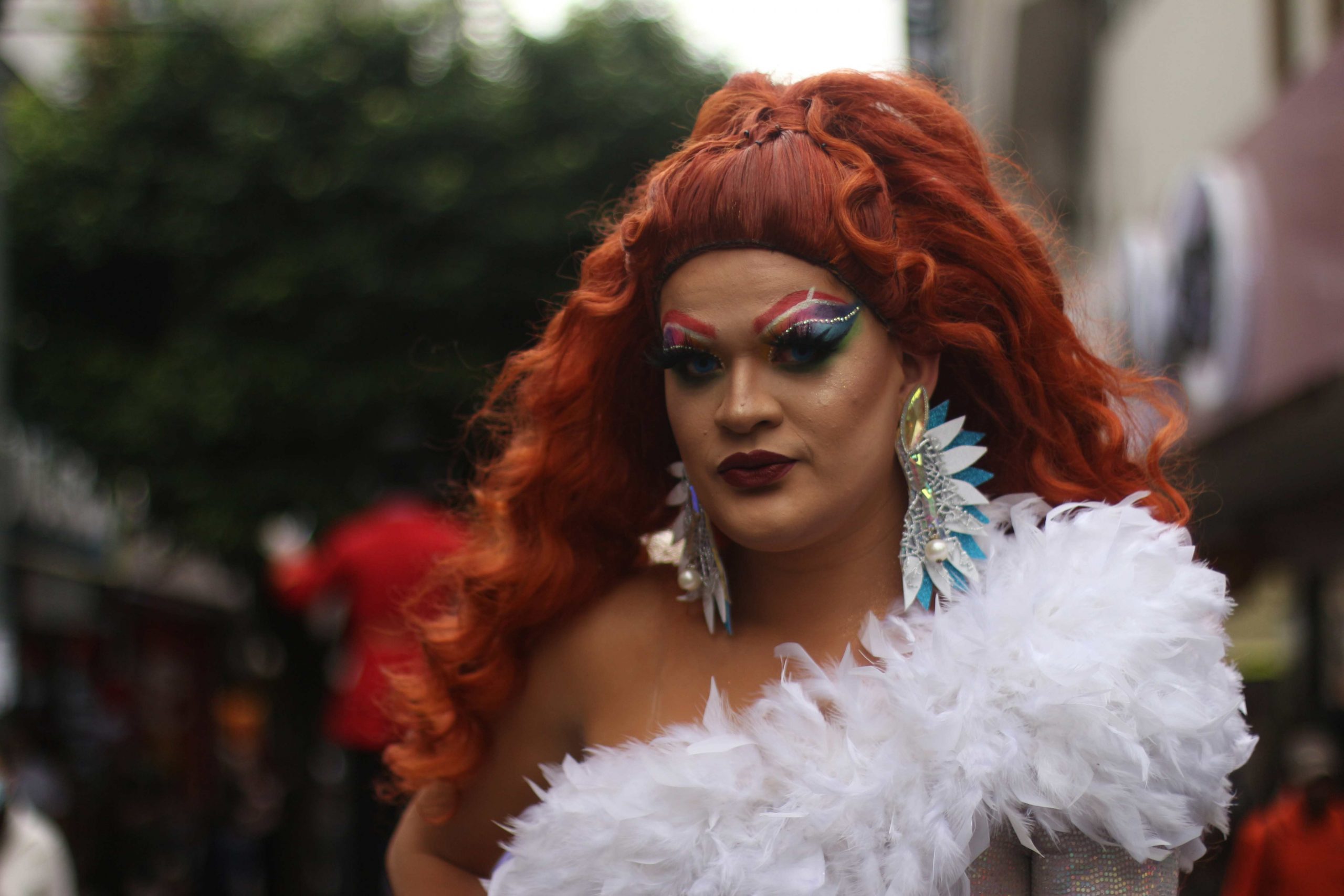 Con tacones rojos: recorriendo el camino hacia la libertad de género e igualdad de derechos