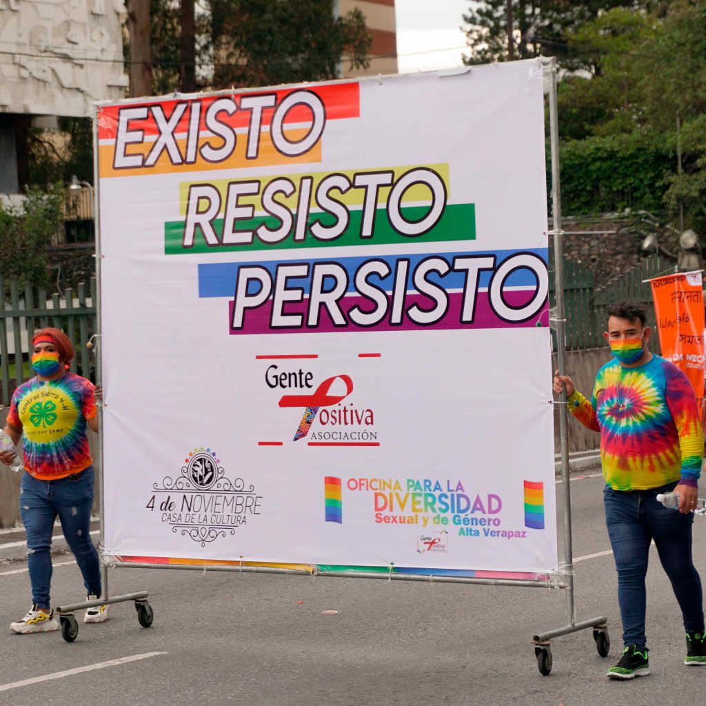 Manta con la consigna oficial que se le dio al Desfile del Orgullo el pasado 25 de junio.