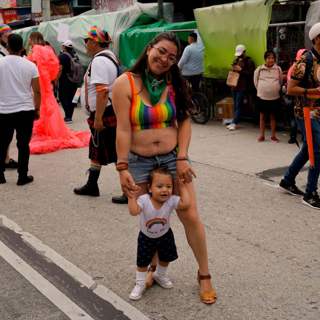Madre con su bebé presente en el Desfile del Orgullo el pasado 25 de junio.