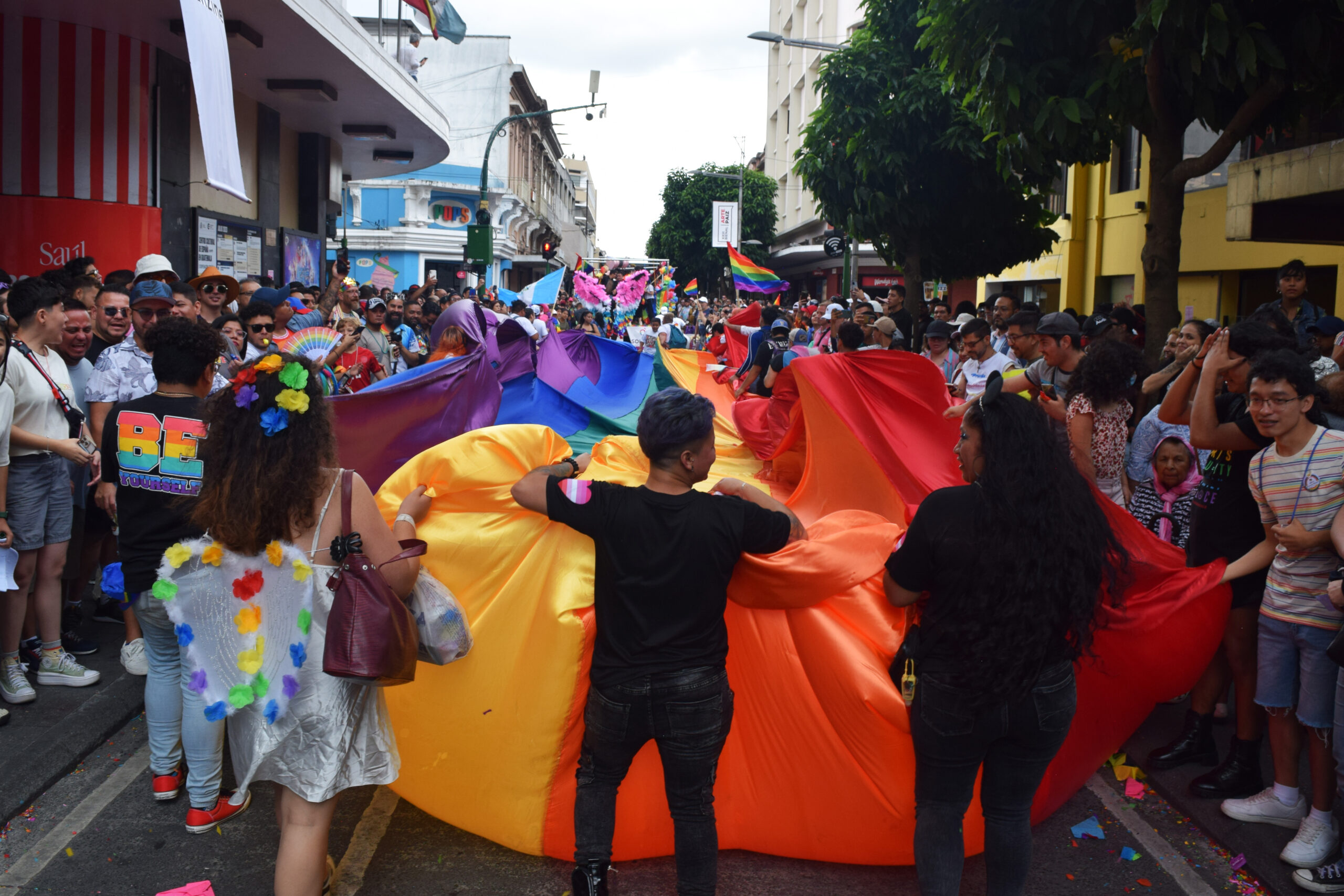 Orgullo 2023: Colores, brillantina, muchos abrazos y digna resistencia