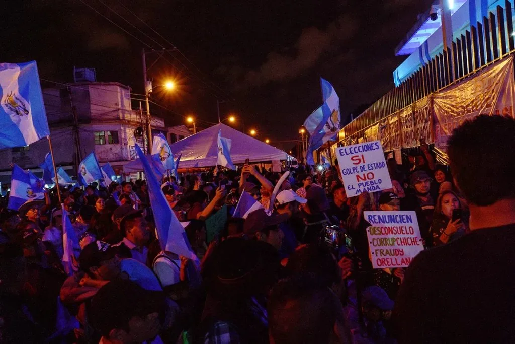 Thousands of supporters gather as president takes office in Guatemala