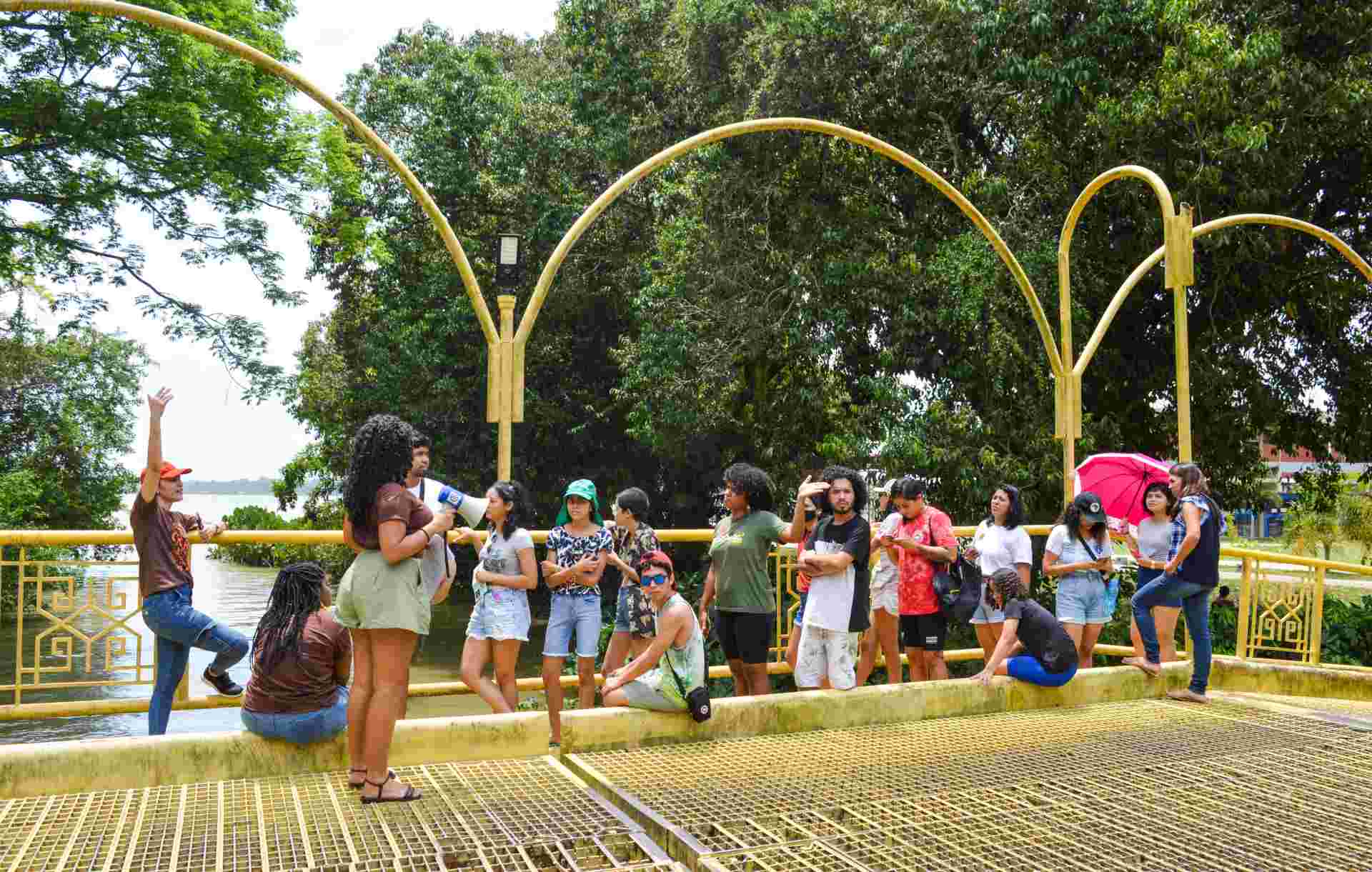 Mandi raises awareness about the state of the rivers and sanitation in the city of Belém, Brazil. 