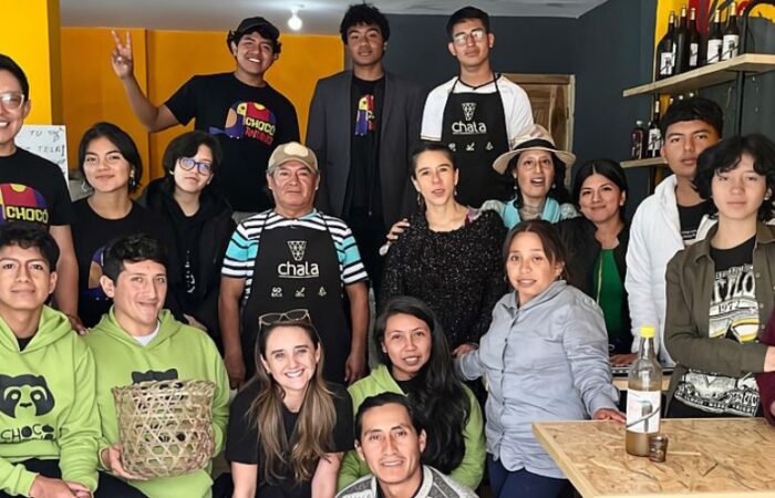 With the gaze, identity, and heart set on the homeland