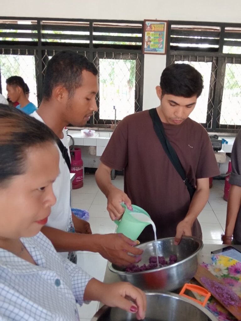 Frits A. Saku (Male, 31) and fellow participants prepared a traditional local food recipe from his family during the Health Heroes 4 Regular Meeting, highlighting the value of local nutrition and food traditions.